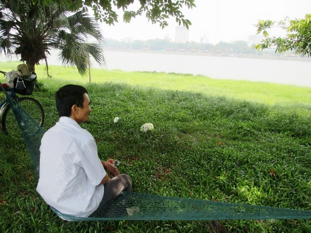 Người Huế ùa ra sông Hương trốn nóng - 2 Mắc võng ngồi hóng mát ban trưa ở công viên Lê Duẩn