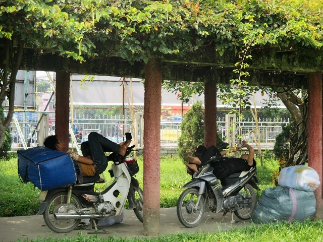 Người Huế ùa ra sông Hương trốn nóng - 4 Điểm ngủ trưa lý tưởng.