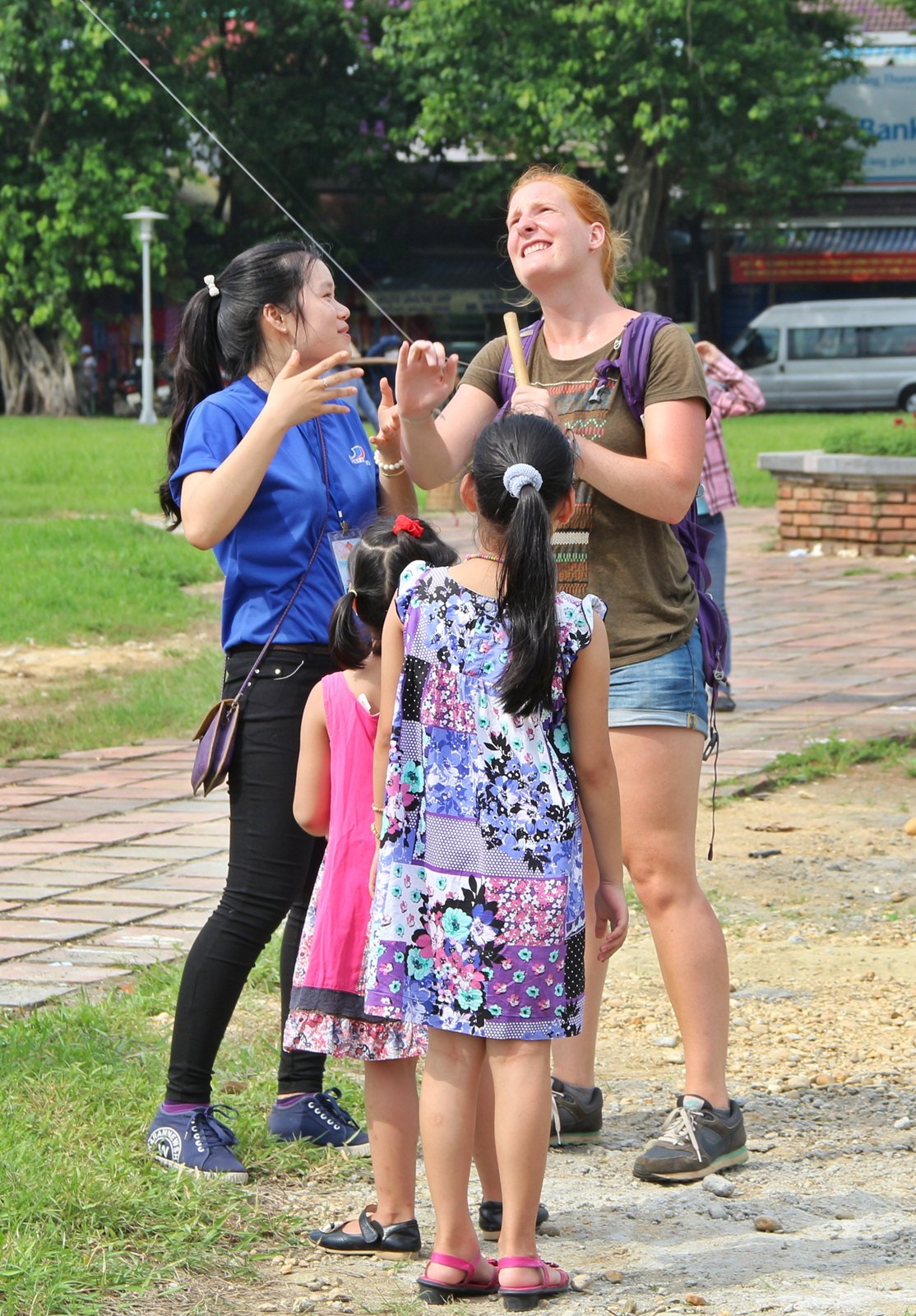 Hai bố con đi xem thả diều