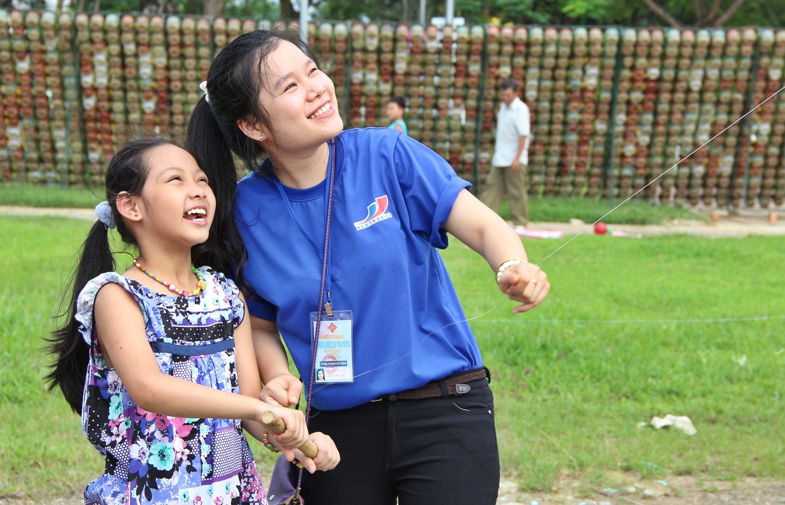 Hai bố con đi xem thả diều