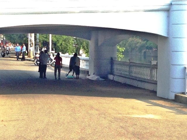 Thi thể người phụ nữ trôi sông được người dân vớt đưa lên bờ