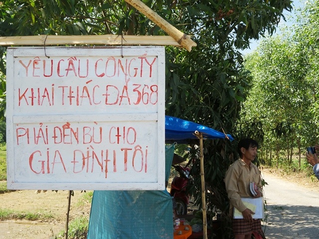 Thừa Thiên - Huế: Dân lập bàn thờ, dựng lán trại sát mỏ đá không cho nổ mìn khai thác - 1 Ông Lợi dựng lán trại cách mỏ đá hơn 50 mét