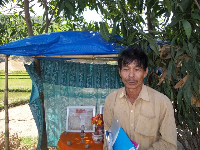 Thừa Thiên - Huế: Dân lập bàn thờ, dựng lán trại sát mỏ đá không cho nổ mìn khai thác - 2 Ông Lợi dựng lán trại cách mỏ đá hơn 50 mét