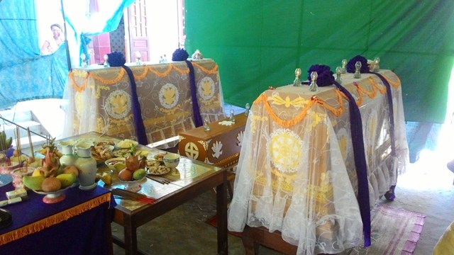 Cả gia đình ngư dân chết thảm trên đầm phá trong đêm - 1 3 quan tài của anh Hạ, chị Huệ, bé Mỹ chết thảm trên đầm phá Tam Giang