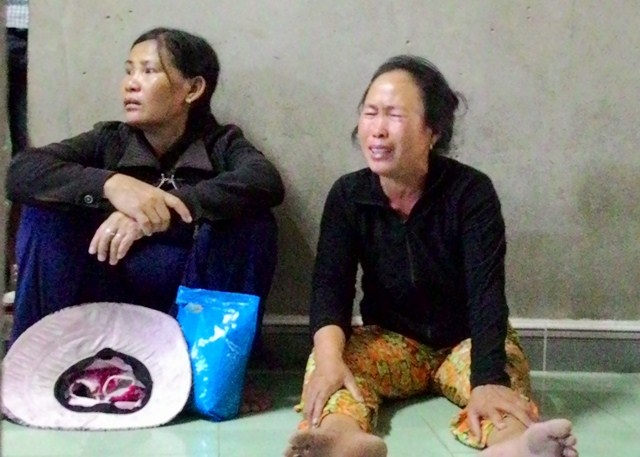 Cả gia đình ngư dân chết thảm trên đầm phá trong đêm - 2 Mẹ anh Hạ khóc lóc thảm thiết khi cả nhà con bị chết