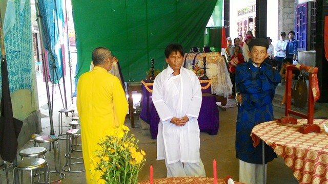 Cả gia đình ngư dân chết thảm trên đầm phá trong đêm - 3 Ba anh Hạ thất thần, không nói nên lời trước bàn thờ vừa dựng tạm cho con trong sáng 15/6