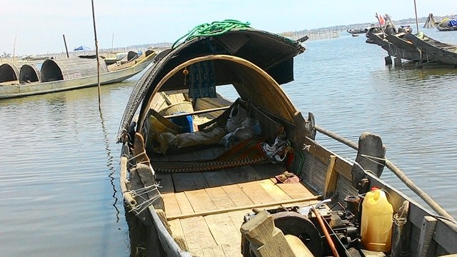 Cả gia đình ngư dân chết thảm trên đầm phá trong đêm - 4 Chiếc đò máy là tài sản lớn nhất của gia đình nhỏ này.