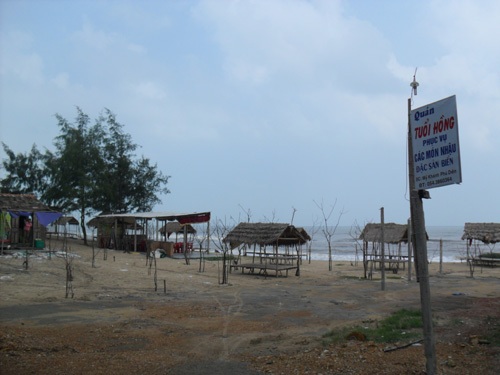 Hiếp dâm bất thành bên bãi biển, cướp của bỏ chạy - 1 Bãi biển Tháp Chăm, xã Phú Diễn nơi xảy ra vụ việc (ảnh: Báo Tin tức)
