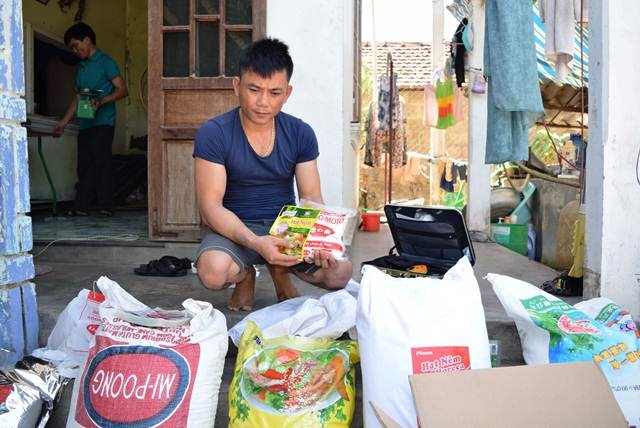 Bắt 2 cha con sản xuất, tiêu thụ hàng tấn bột ngọt giả - 1 Đối tượng Hùng bị bắt giữ tại nhà