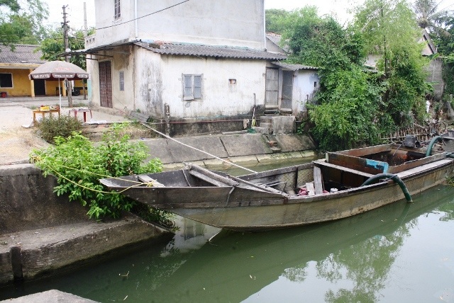 Khu vực nhà tắm nằm sát bờ sông.