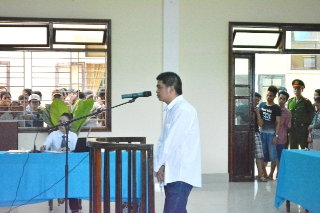 Đốt nhà bố mẹ vợ vì vợ không về đón giao thừa - 1 Phiên tòa xử Hùng đốt nhà bố mẹ vợ thu hút sự quan tâm của nhiều người dân địa phương