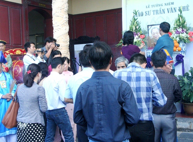 "Nhã nhạc cung đình Huế" tưởng nhớ GS. Trần Văn Khê - 9 Dòng người chờ đến lượt thắp hương cho giáo sư