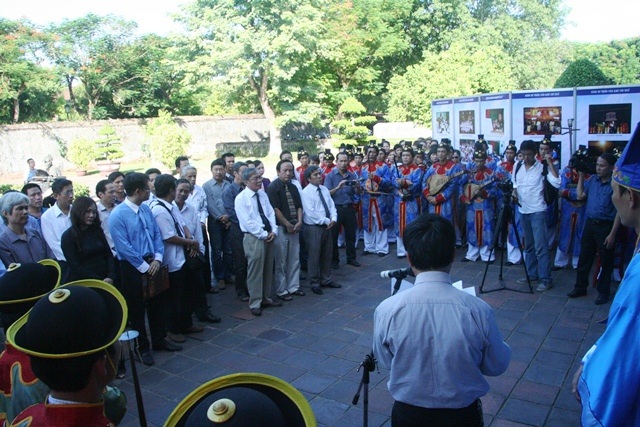 "Nhã nhạc cung đình Huế" tưởng nhớ GS. Trần Văn Khê - 3 Đông đảo các thế hệ ở Huế gắn bó với giáo sư Trần Văn Khê đến lễ tưởng niệm