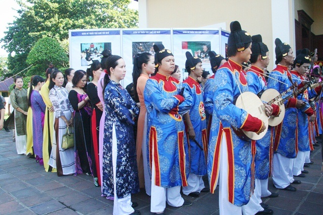 "Nhã nhạc cung đình Huế" tưởng nhớ GS. Trần Văn Khê - 4 Đông đảo các thế hệ ở Huế gắn bó với giáo sư Trần Văn Khê đến lễ tưởng niệm