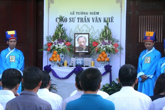 "Nhã nhạc cung đình Huế" tưởng nhớ GS. Trần Văn Khê - 5 Đông đảo các thế hệ ở Huế gắn bó với giáo sư Trần Văn Khê đến lễ tưởng niệm