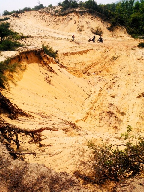 Một resort tại huyện Phú Lộc chỉ có nhà ở tạm và hàng rào giăng dây thép gai dang dở