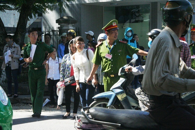 Công an phường dẫn hàng trăm thí sinh qua đường phố đông nghịt - 2 Rồi dẫn các sĩ tử qua đường