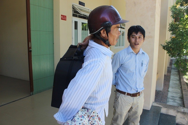 Nhà khó khăn, cha nhọc nhằn chở con đi thi - 1 Bác Tọ (đội mũ bảo hiểm) đưa con gái đi thi vừa kịp giờ vào làm thủ tục dự thi