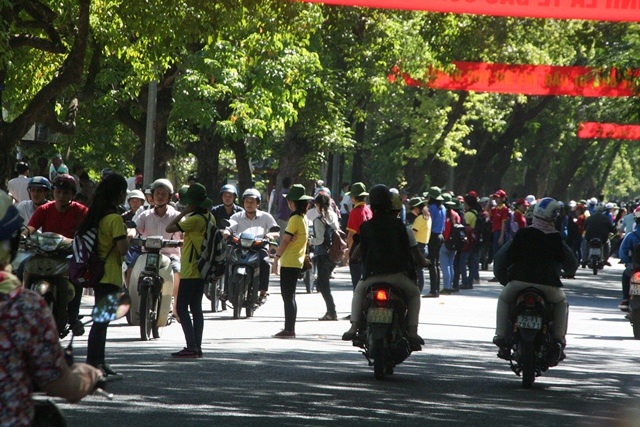 Công an phường dẫn hàng trăm thí sinh qua đường phố đông nghịt - 7 Trục đường Lê Lợi đã có 1 dải phân cách do các tình nguyện viên tạo ra