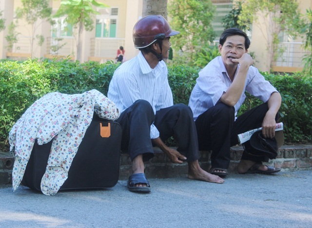 Nhà khó khăn, cha nhọc nhằn chở con đi thi - 4 Bác Tọ hồi hộp chờ con