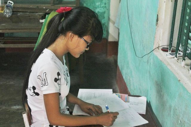 Những chỗ ở miễn phí đậm tình người nơi đất cố đô - 3 Thí sinh Lê Thị Kim Oanh vui vẻ khi được sự giúp đỡ từ hộ dân đường Mạc Đĩnh Chi.