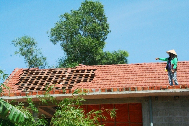 Lốc xoáy kinh hoàng lùa vào nhà đẩy thiếu nữ đi - 3 Mái nhà bị bay ngói gần nửa của bà Kim Tuyết