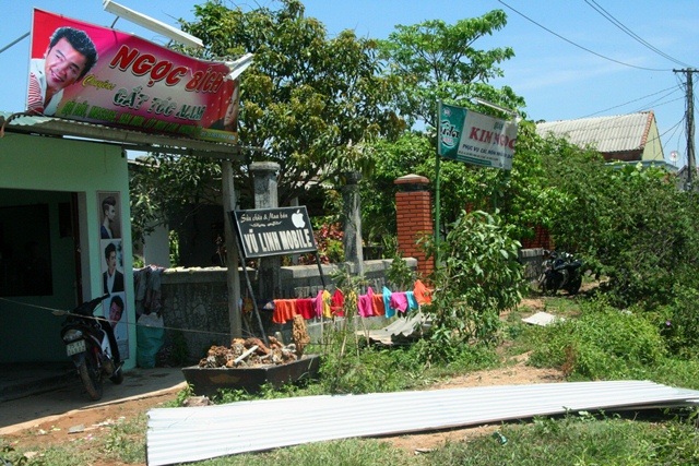 Lốc xoáy kinh hoàng lùa vào nhà đẩy thiếu nữ đi - 14 Nhiều bảng hiệu bị gió thổi mạnh đến móp méo