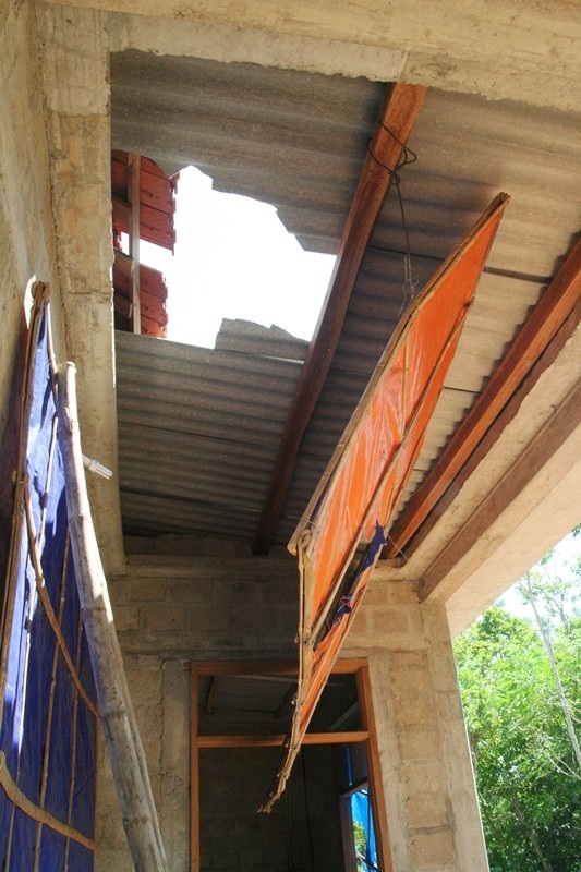 Lốc xoáy kinh hoàng lùa vào nhà đẩy thiếu nữ đi - 4 Nhiều phần mái nhà bà Tuyết bị hư hại
