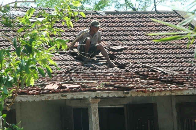 Lốc xoáy kinh hoàng lùa vào nhà đẩy thiếu nữ đi - 5 Nhà bà Ngộ cũng tốc mái gần đó