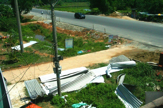 Lốc xoáy kinh hoàng lùa vào nhà đẩy thiếu nữ đi - 11 Toàn bộ tôn nhà ông Hạnh bay tứ tung, rơi xuống các nhà bên cạnh
