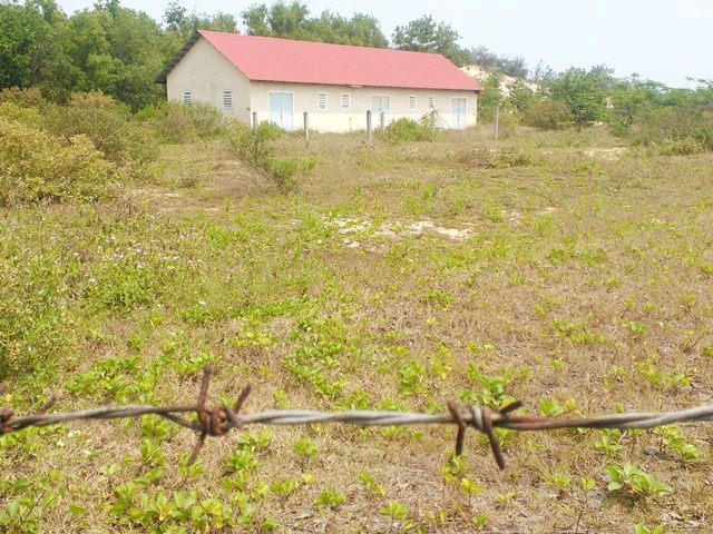 Một resort tại huyện Phú Lộc chỉ có nhà ở tạm và hàng rào giăng dây thép gai dang dở