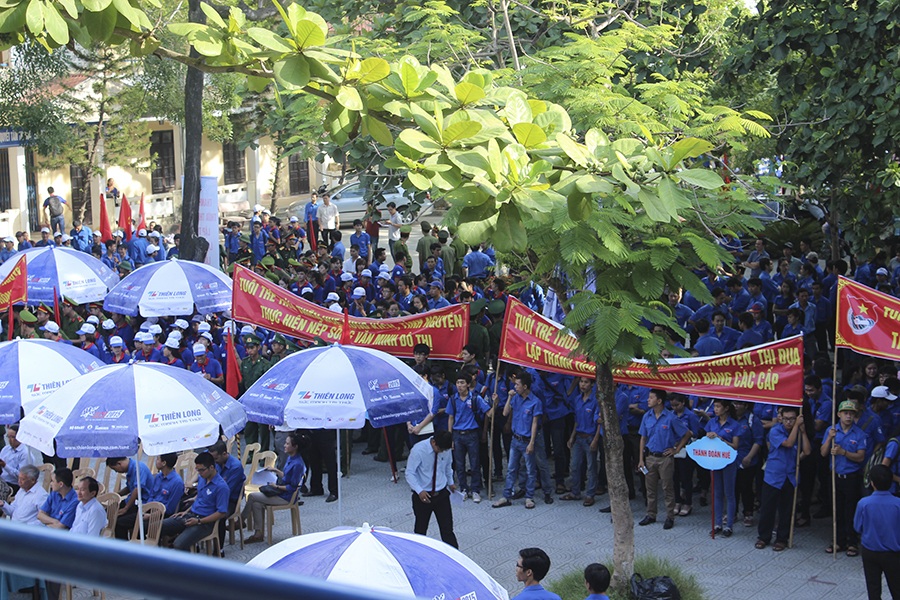 1.200 tình nguyện viên Huế ra quân chiến dịch Hè 2015 - 1 Đông đảo các Đoàn viên Thanh niên tham gia lễ ra quân