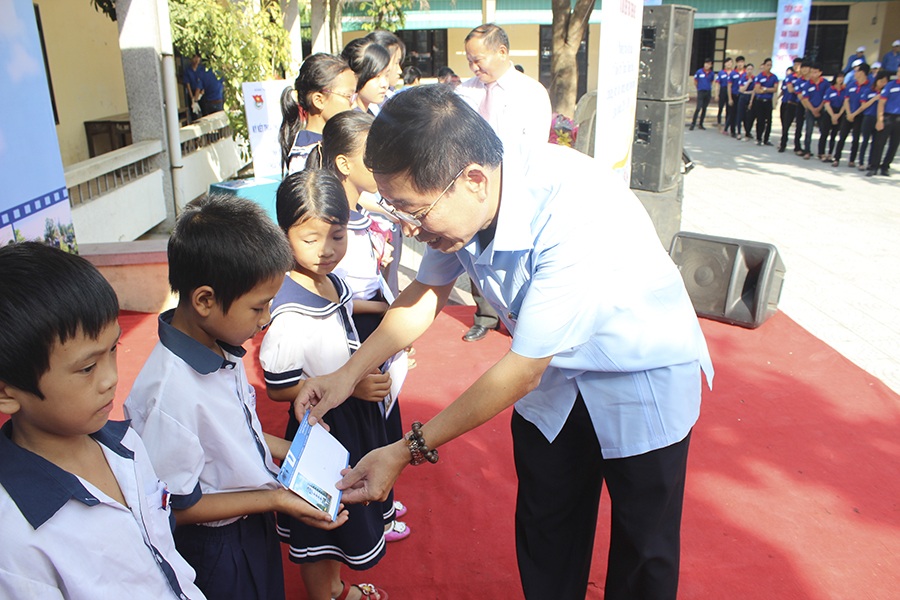 1.200 tình nguyện viên Huế ra quân chiến dịch Hè 2015 - 2 Trao học bổng cho các em học sinh nghèo vượt khó