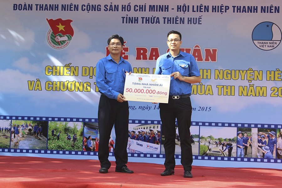 1.200 tình nguyện viên Huế ra quân chiến dịch Hè 2015 - 3 Hoạt động thiết thực trao tặng 50 triệu đồng xây nhà tình nghĩa cho hộ dân