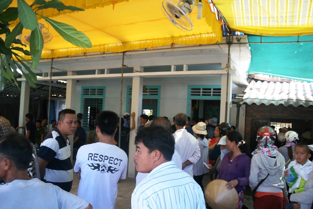 Người dân tập trung đông tại nhà ông Lành khi nạn nhân được đưa từ BV về để lo đám tang