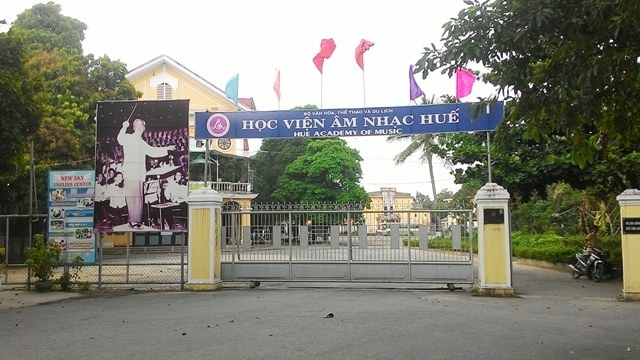 Hơn trăm nhân viên hợp đồng tại Học viện Âm nhạc Huế có nguy cơ mất việc - 1 Hàng trăm cán bộ, nhân viên tại Học viện Âm nhạc Huế đang lo âu trước nguy cơ bị cho nghỉ việc.
