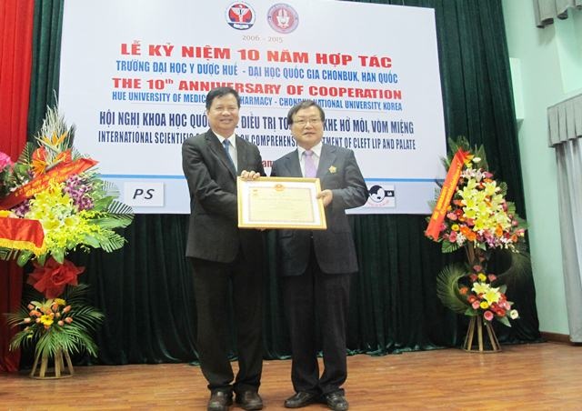 GS. Shin Hyo Keun (phải) nhận Kỷ niệm chương Vì sức khỏe nhân dân của Bộ Y tế