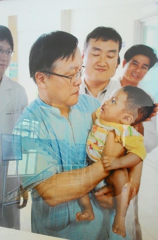 Nhóm của GS.Shin
Hyo Keun điều trị miễn phí các ca bệnh khe hở môi, vòm miệng tại ĐH Y - Dược Huế