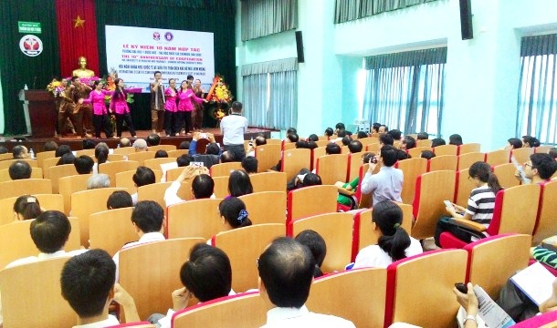 GS. Shin Hyo Keun (phải) nhận Kỷ niệm chương Vì sức khỏe nhân dân của Bộ Y tế