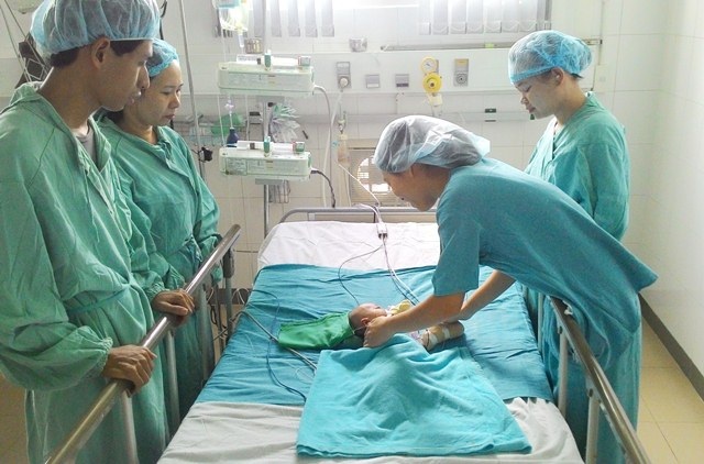 Phối hợp cứu sống trẻ sơ sinh bị đa chứng bệnh ở tim - 1 Cháu bé được chăm sóc tại khoa Gây mê Hồi sức Tim mạch, BV Trung ương Huế