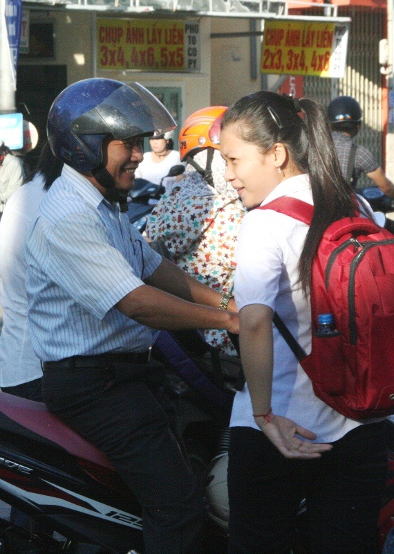 Bố mẹ động viên con bước vào kỳ vượt vũ môn - 1 2 bố con vui cười, người bố bắt tay con trước khi con vào trường thi