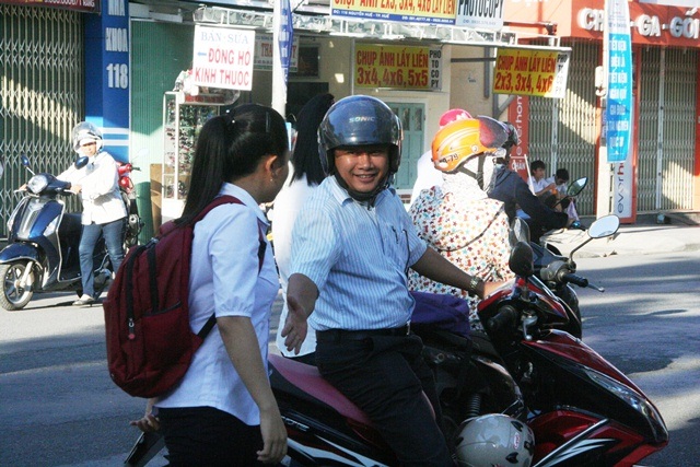 Bố mẹ động viên con bước vào kỳ vượt vũ môn - 2 2 bố con vui cười, người bố bắt tay con trước khi con vào trường thi