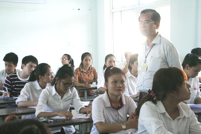 Chùm ảnh: Thí sinh căng thẳng trong phòng thi môn Toán - 18 Cán bộ gọi thí sinh vào phòng thi - điểm thi ĐH Khoa học Huế (thuộc cụm thi 26 do