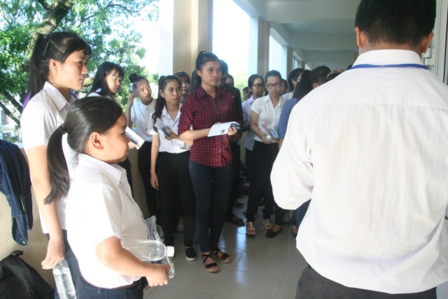 Nữ thí sinh cao hơn 1m với ước mơ vào trường ĐH Bách khoa - 2 Em chờ giám thị gọi vào phòng