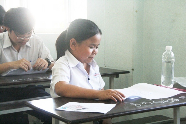 Nữ thí sinh cao hơn 1m với ước mơ vào trường ĐH Bách khoa - 3 Chuẩn bị làm bài