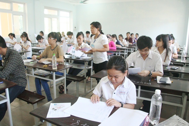 Nữ thí sinh cao hơn 1m với ước mơ vào trường ĐH Bách khoa - 4 Chuẩn bị làm bài