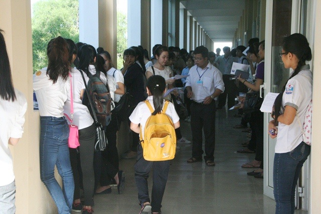 Nữ thí sinh cao hơn 1m với ước mơ vào trường ĐH Bách khoa - 7 Hình bóng nữ sĩ tử nhỏ con trong kỳ thi THPT quốc gia tại Huế. Chúc em sẽ thành công!
