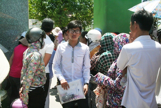 Đề Toán có tính phân loại cao, thí sinh đạt điểm 7 "không dễ" - 25 Nhiều thí sinh kết thúc buổi thi Toán tại Huế với tâm trạng không vui.