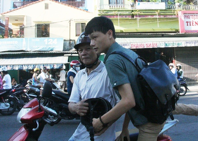 Bố mẹ động viên con bước vào kỳ vượt vũ môn - 4 Bố và con trai