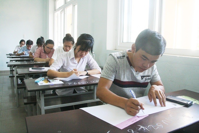 Nhiều thí sinh phải đi cấp cứu, dừng thi môn Toán - 4 Thí sinh dự thi ở cụm thi 26 do ĐH Huế tổ chức ở buổi thi Toán sáng nay. (Ảnh: Đại Dương)